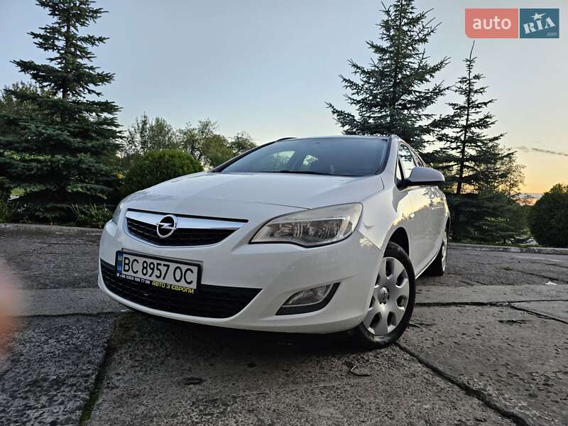 Универсал Opel Astra 2012 в Новом Роздоле