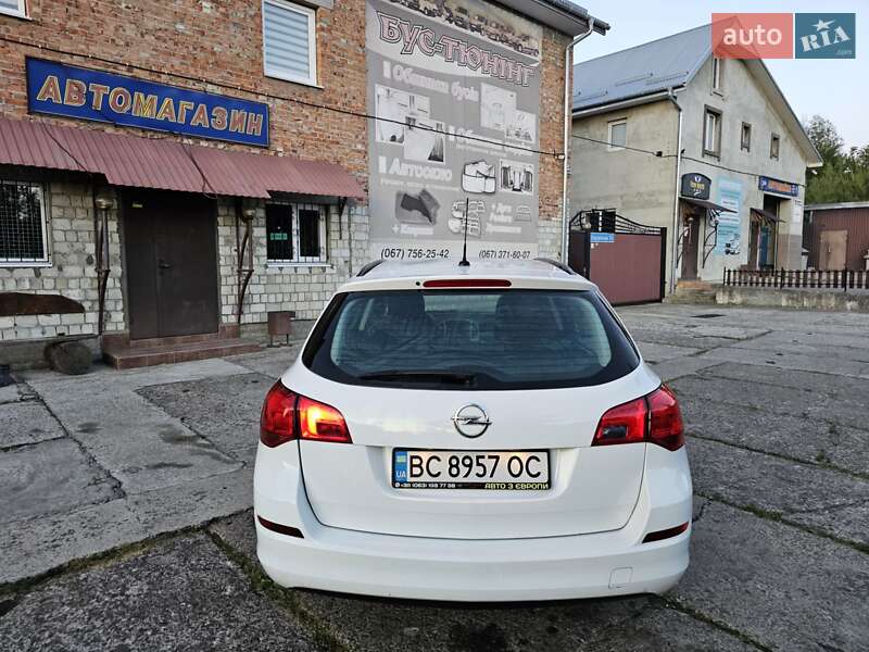 Универсал Opel Astra 2012 в Новом Роздоле