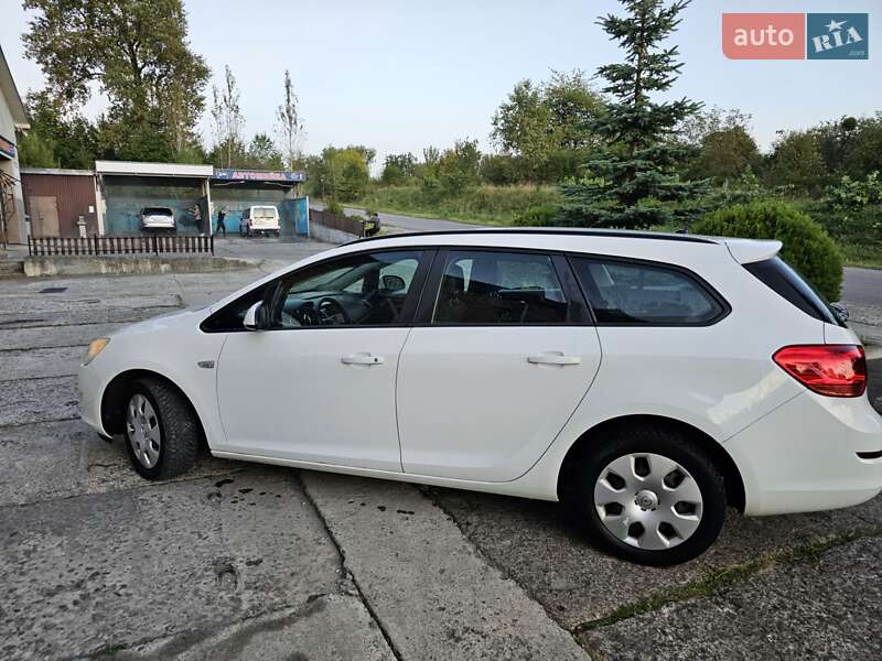 Универсал Opel Astra 2012 в Новом Роздоле