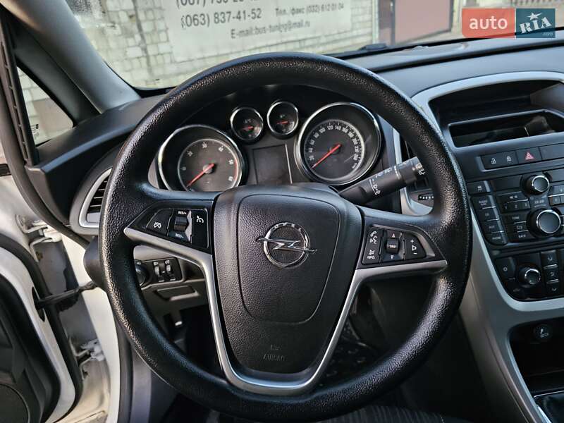 Универсал Opel Astra 2012 в Новом Роздоле