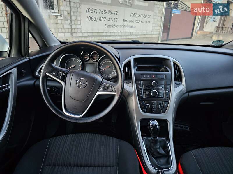 Универсал Opel Astra 2012 в Новом Роздоле
