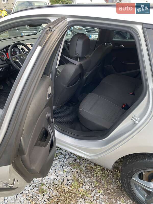 Универсал Opel Astra 2013 в Львове