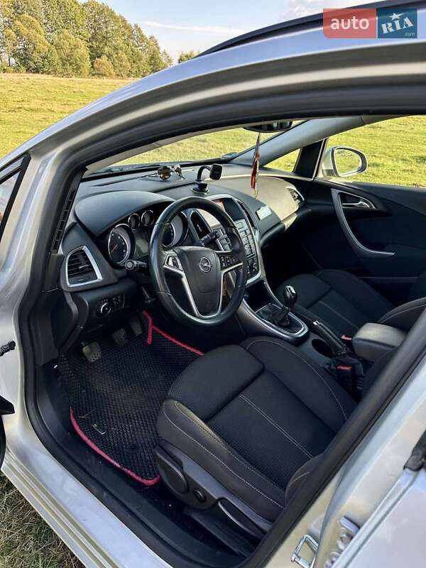 Универсал Opel Astra 2014 в Старой Выжевке