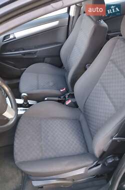 Хэтчбек Opel Astra 2004 в 