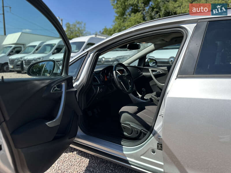 Универсал Opel Astra 2011 в Ровно