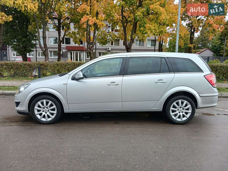 Универсал Opel Astra 2010 в Луцке