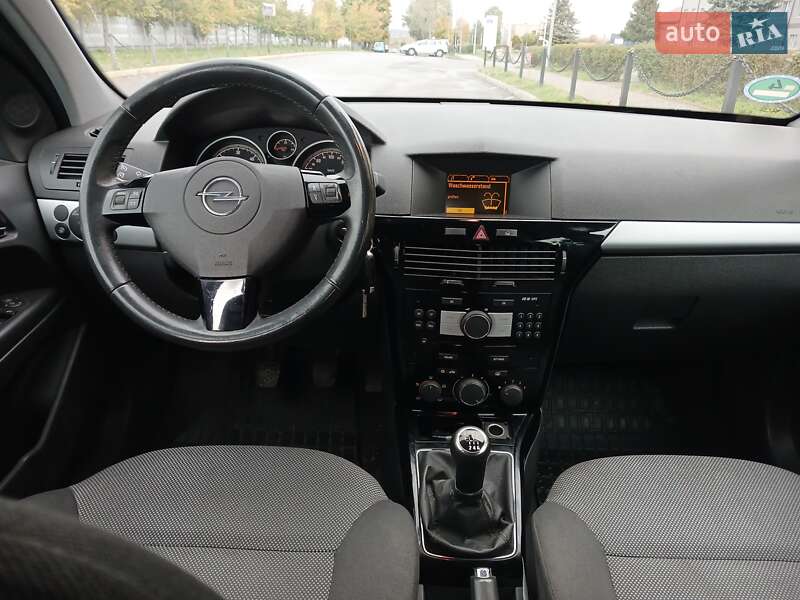 Универсал Opel Astra 2010 в Луцке
