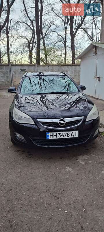 Универсал Opel Astra 2011 в 