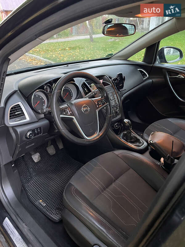 Универсал Opel Astra 2012 в Остроге