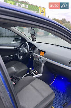 Хэтчбек Opel Astra 2005 в 