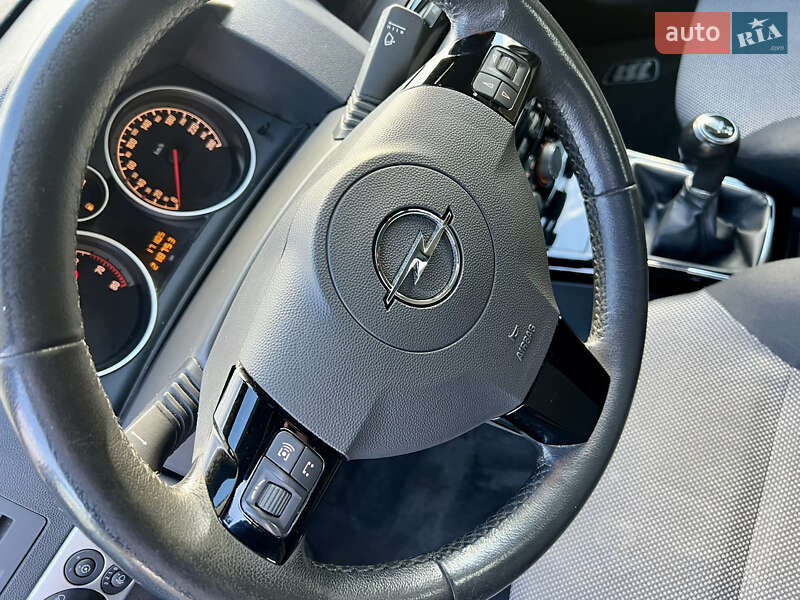 Универсал Opel Astra 2010 в Дубно