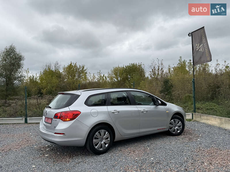Универсал Opel Astra 2016 в Дрогобыче