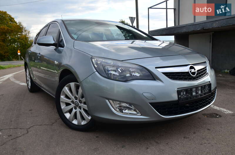 Хэтчбек Opel Astra 2012 в Дрогобыче