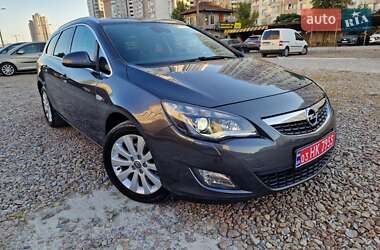 Универсал Opel Astra 2012 в 