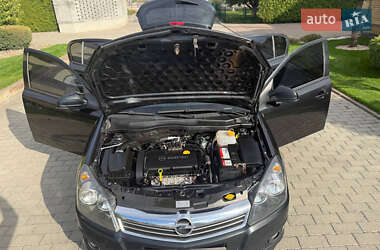 Хэтчбек Opel Astra 2012 в 