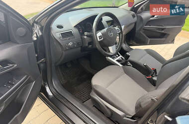 Хэтчбек Opel Astra 2012 в 