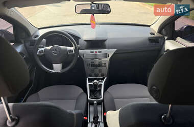 Хэтчбек Opel Astra 2012 в 
