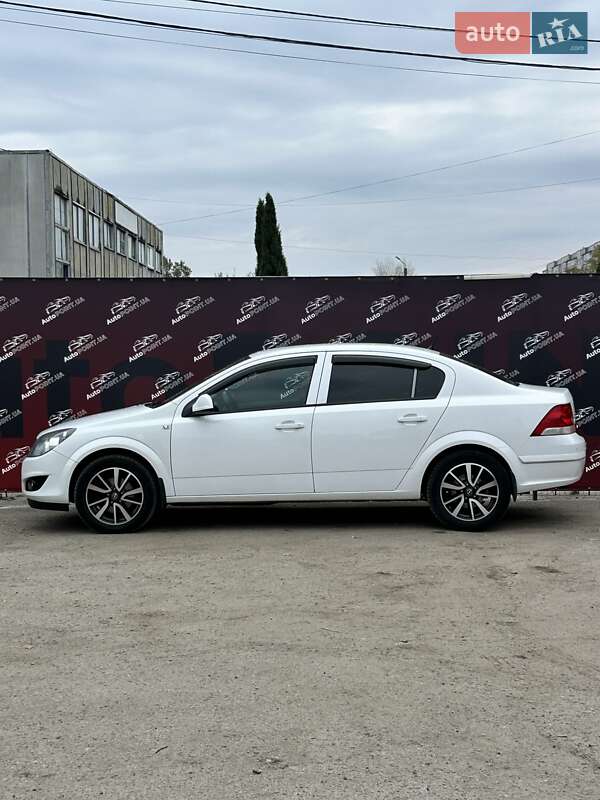 Седан Opel Astra 2013 в Сумах