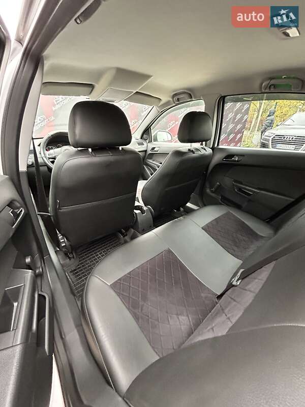 Седан Opel Astra 2013 в Сумах