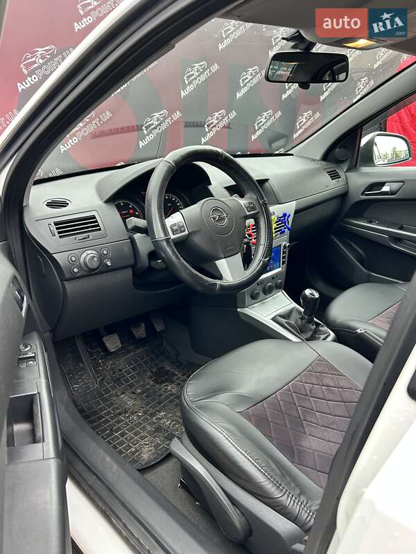 Седан Opel Astra 2013 в Сумах