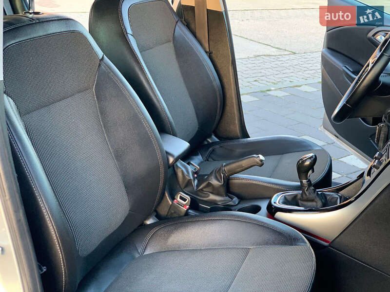 Универсал Opel Astra 2015 в Стрые