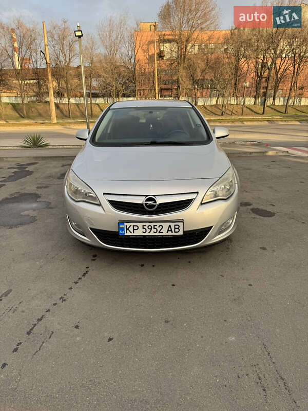 Хэтчбек Opel Astra 2011 в Запорожье