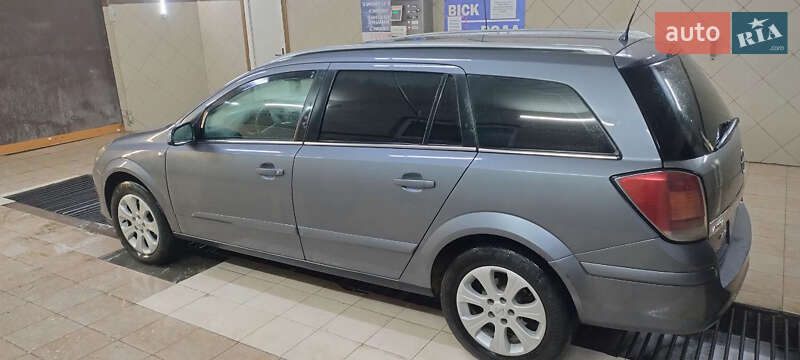 Универсал Opel Astra 2004 в Чопе