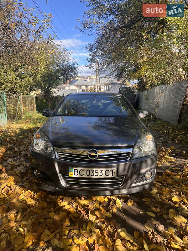 Хэтчбек Opel Astra 2012 в Львове