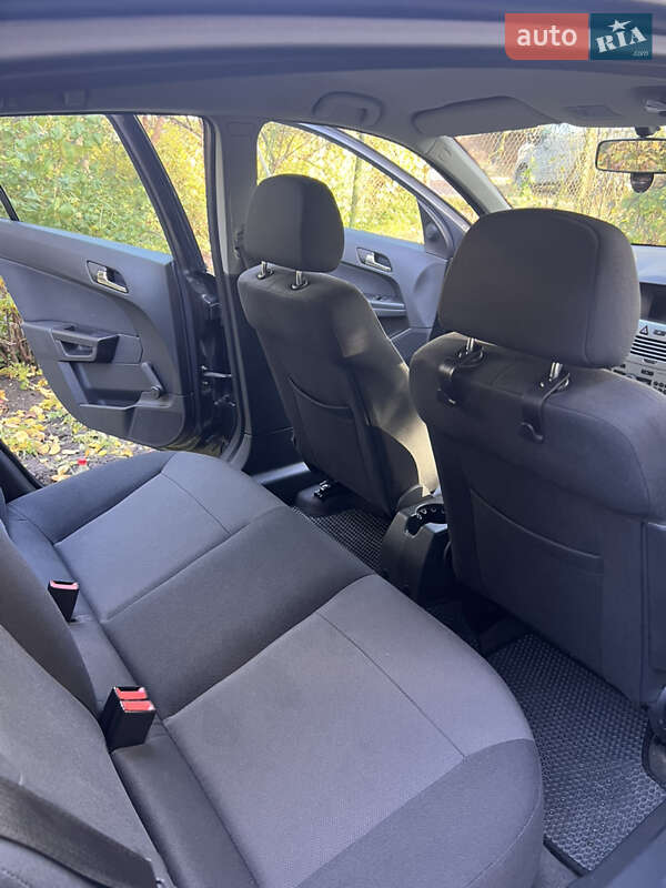 Хэтчбек Opel Astra 2012 в Львове