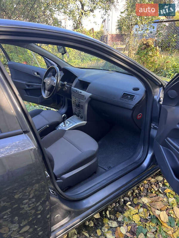 Хэтчбек Opel Astra 2012 в Львове