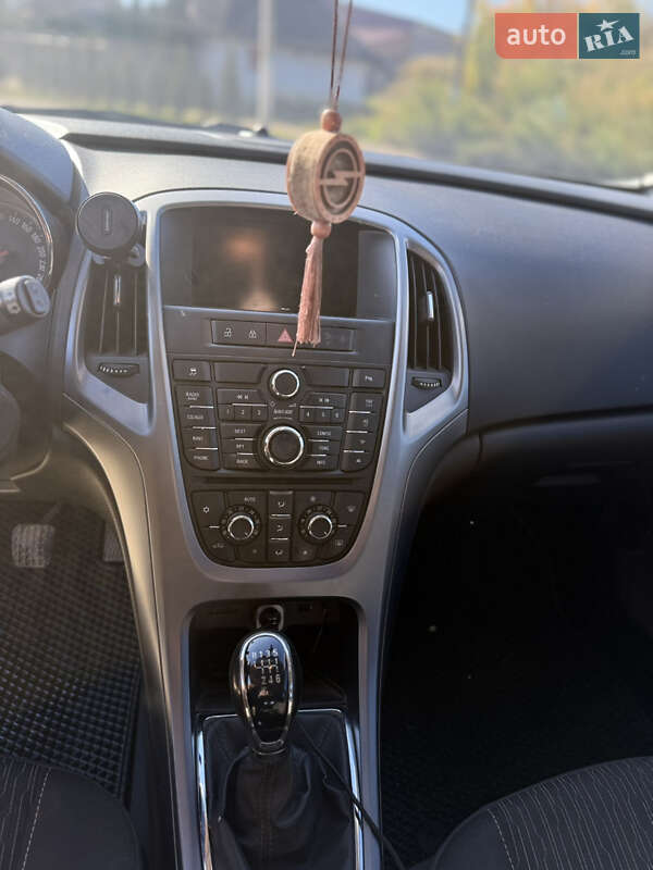 Универсал Opel Astra 2013 в Черновцах