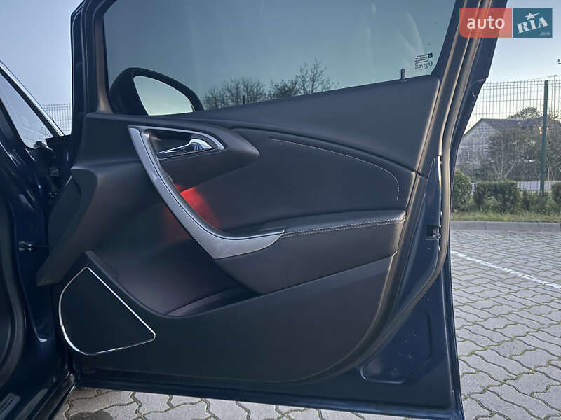 Універсал Opel Astra 2011 в Яворові