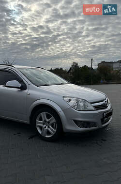 Універсал Opel Astra 2010 в Тернополі