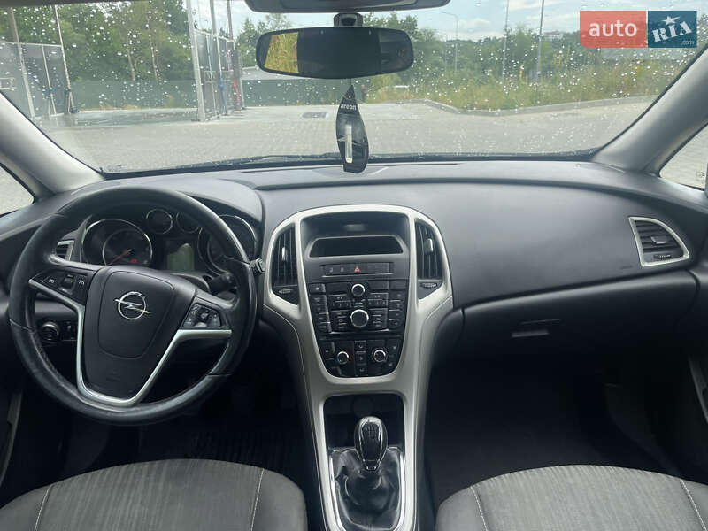 Універсал Opel Astra 2011 в Львові