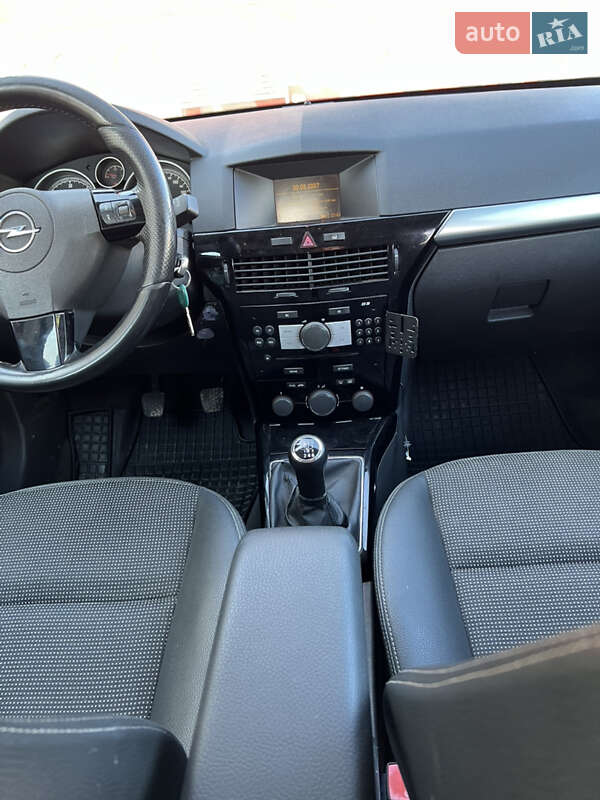 Хэтчбек Opel Astra 2007 в Хусте