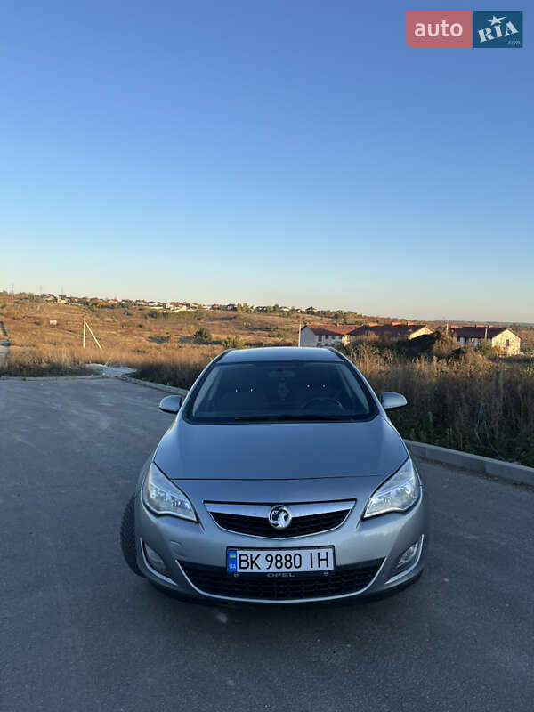 Универсал Opel Astra 2011 в Ровно