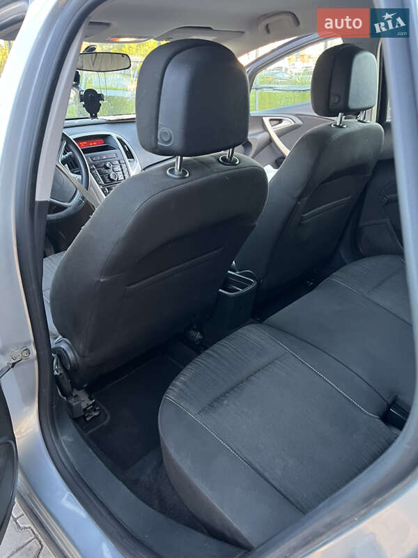 Универсал Opel Astra 2011 в Ровно