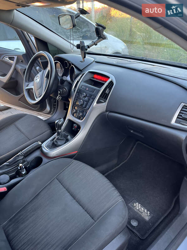 Универсал Opel Astra 2011 в Ровно