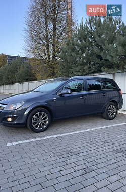 Універсал Opel Astra 2010 в Луцьку