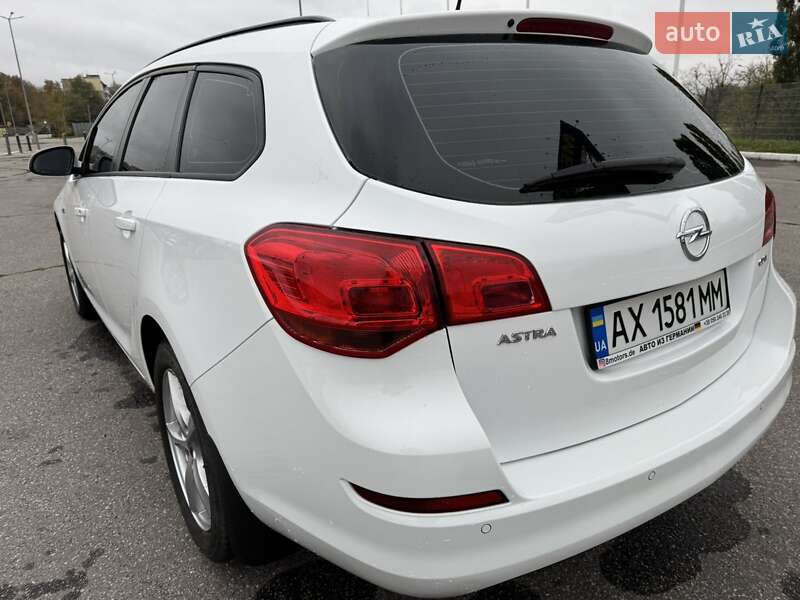 Універсал Opel Astra 2011 в Харкові