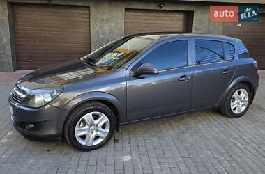 Хэтчбек Opel Astra 2012 в 