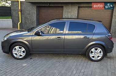 Хэтчбек Opel Astra 2012 в 