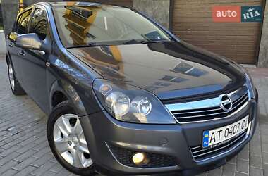 Хэтчбек Opel Astra 2012 в 