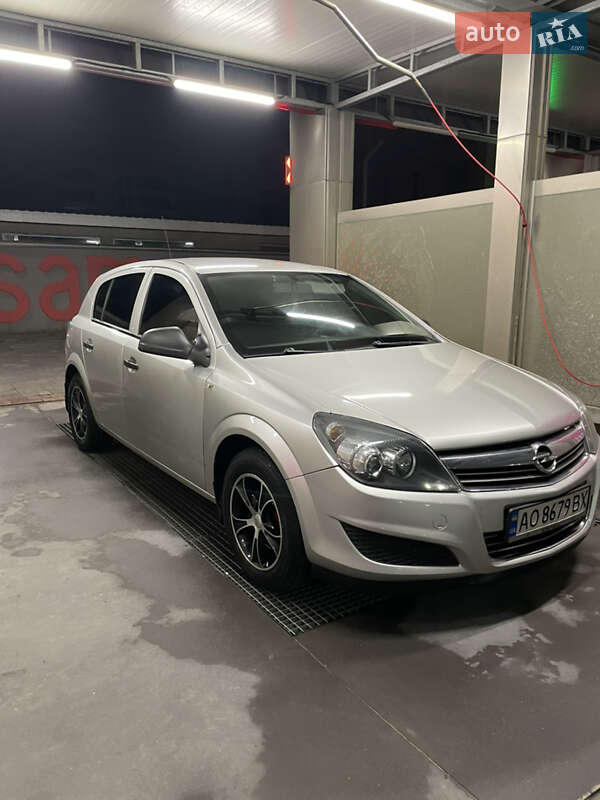 Хэтчбек Opel Astra 2011 в Хусте