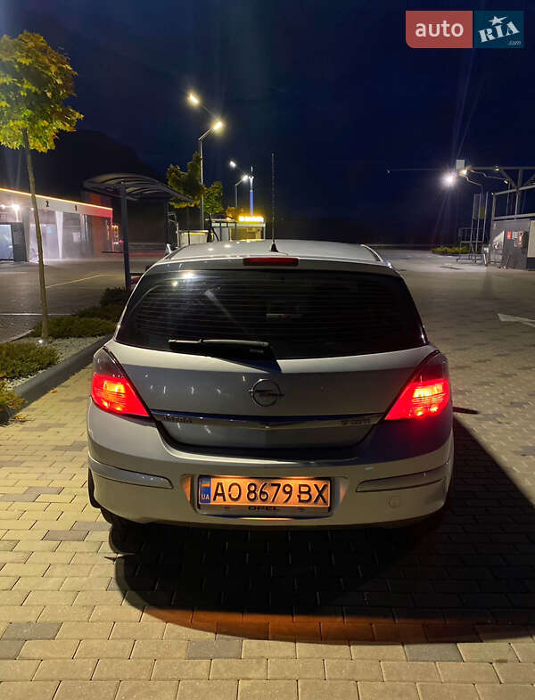 Хэтчбек Opel Astra 2011 в Хусте