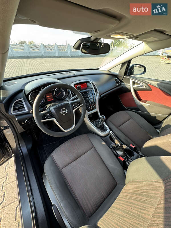 Універсал Opel Astra 2011 в Чернівцях