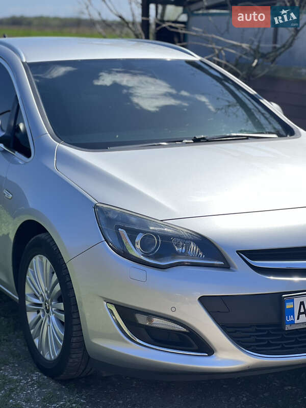 Универсал Opel Astra 2013 в Ивано-Франковске