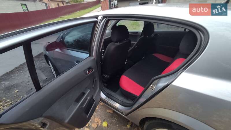 Хэтчбек Opel Astra 2005 в Золотоноше