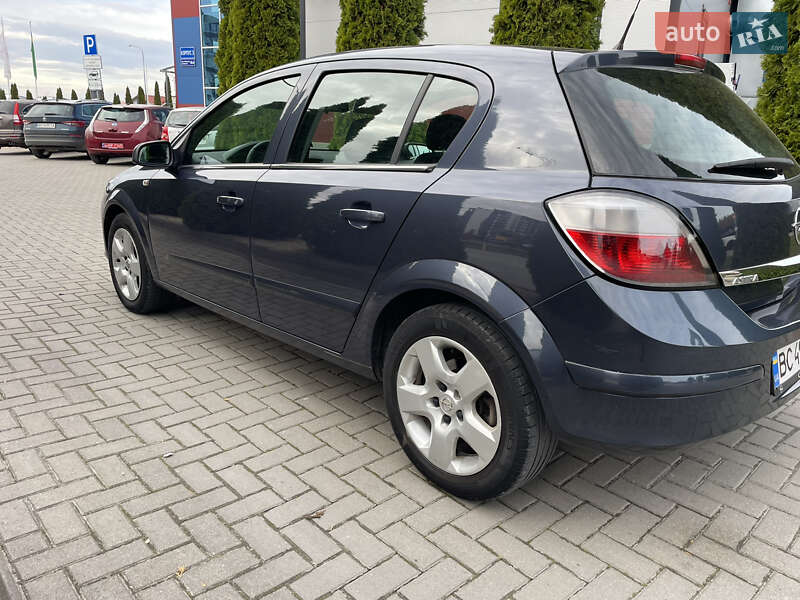 Хэтчбек Opel Astra 2006 в Городке