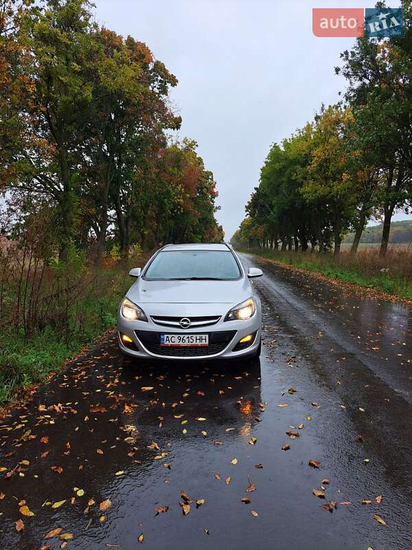 Універсал Opel Astra 2012 в Луцьку